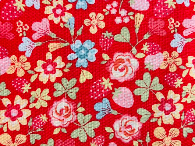 ROSY CHEEKS, FONDO ROJO CON FLORES Y FRESAS