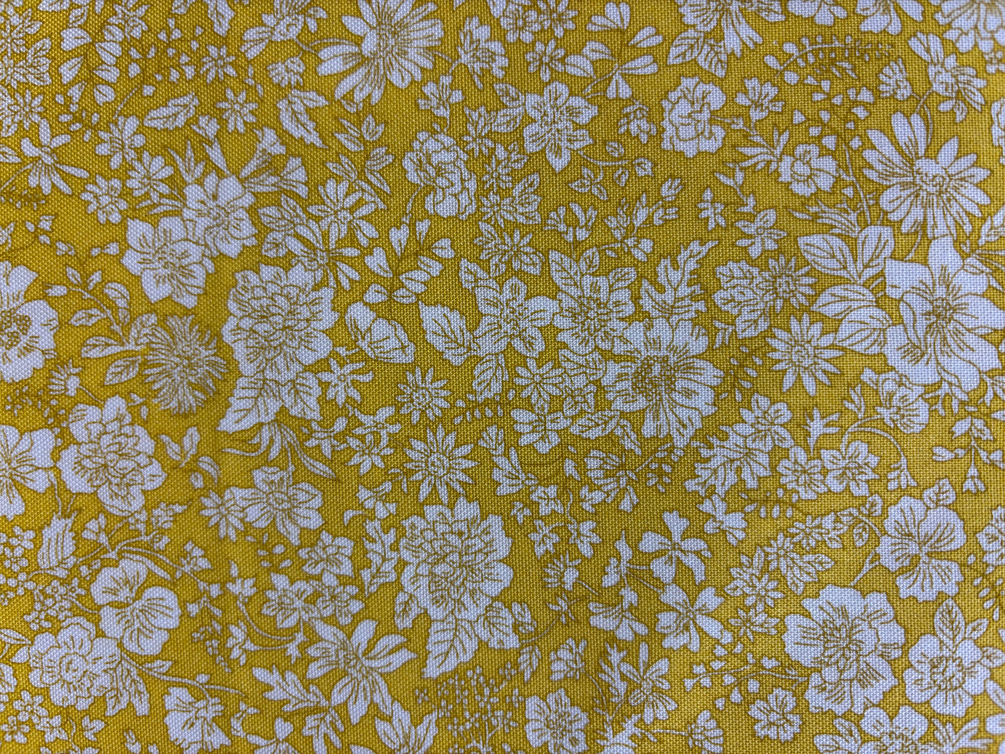 LIBERTY flores blancas fondo amarillo