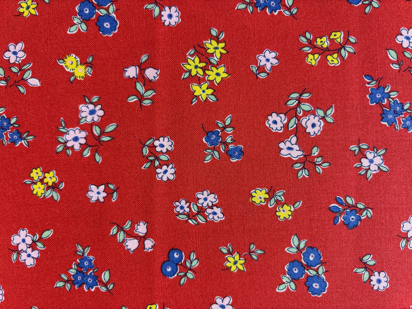 LIBERTY flores fondo rojo