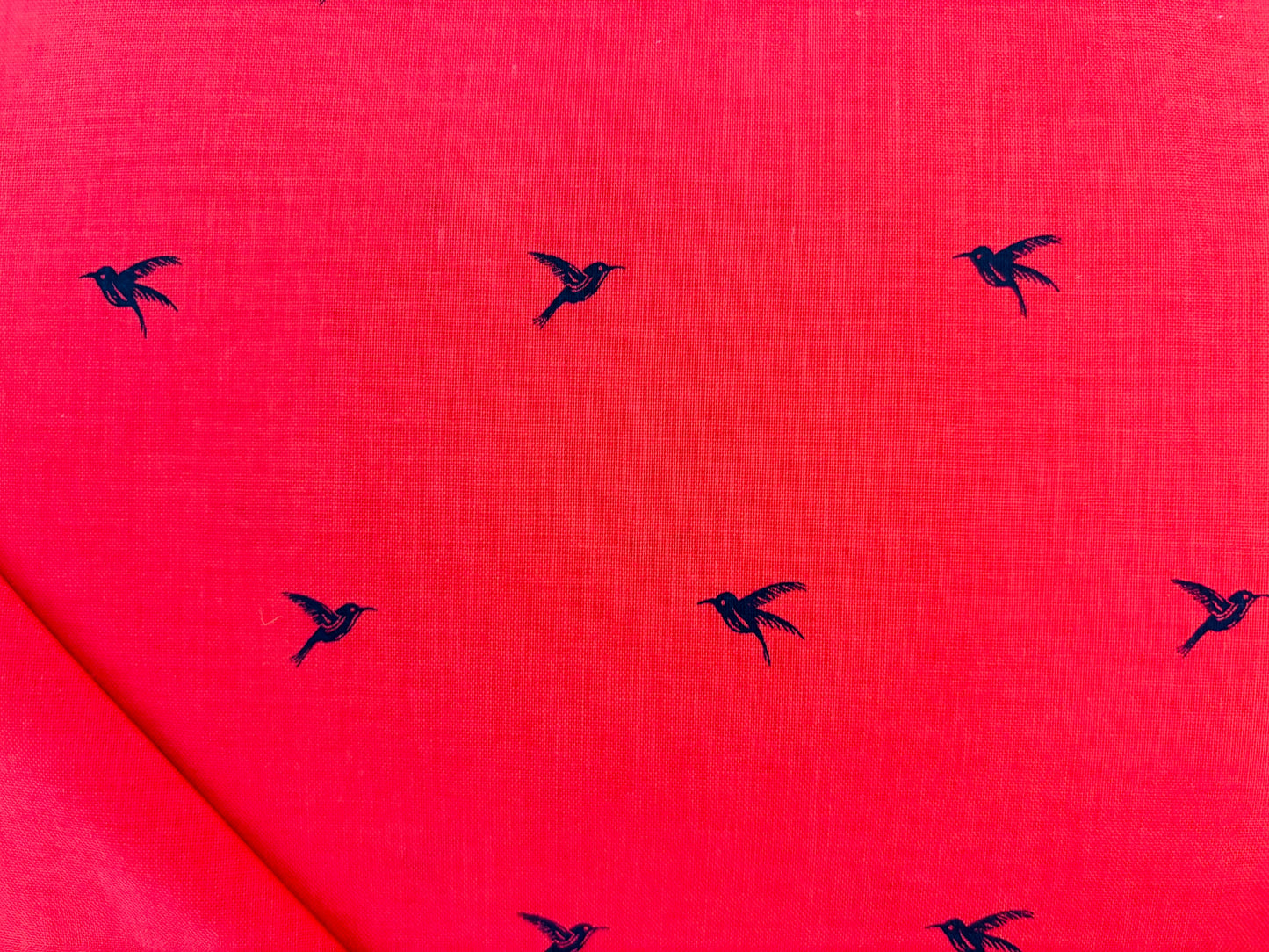 COTTON STEEL fondo rosa pajaros azul marino