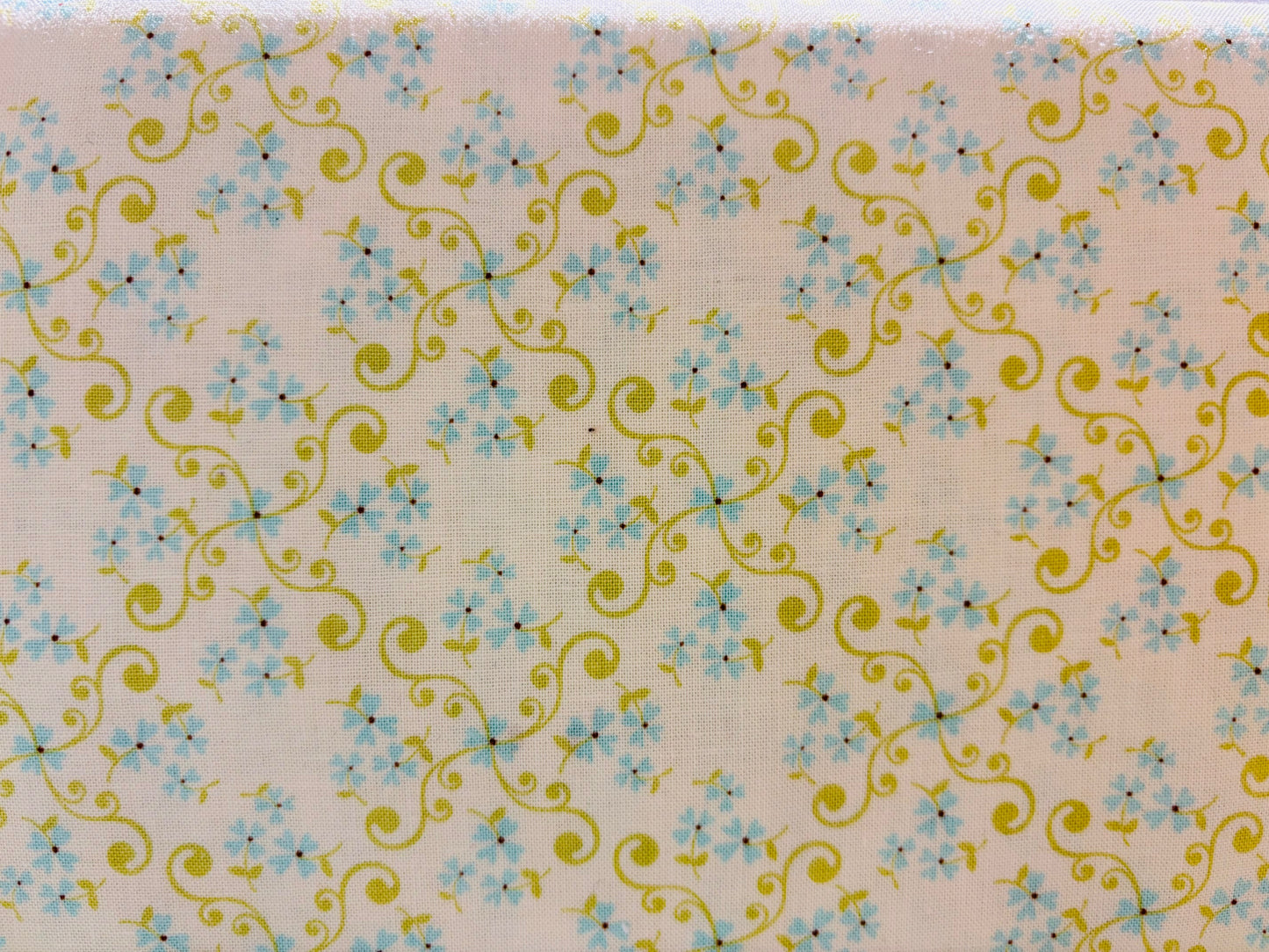 VINTAGE BABY BY LORI fondo blanco con flores azul y verde