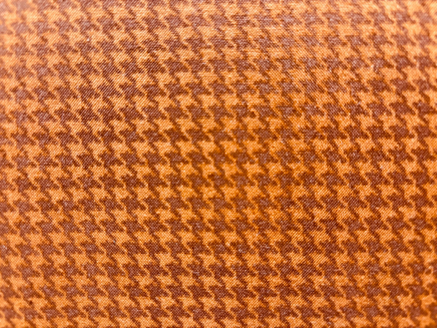 BLUSHED HOUND TOOTH BY CHERYL HAYNES pata de gallo naranja y marron