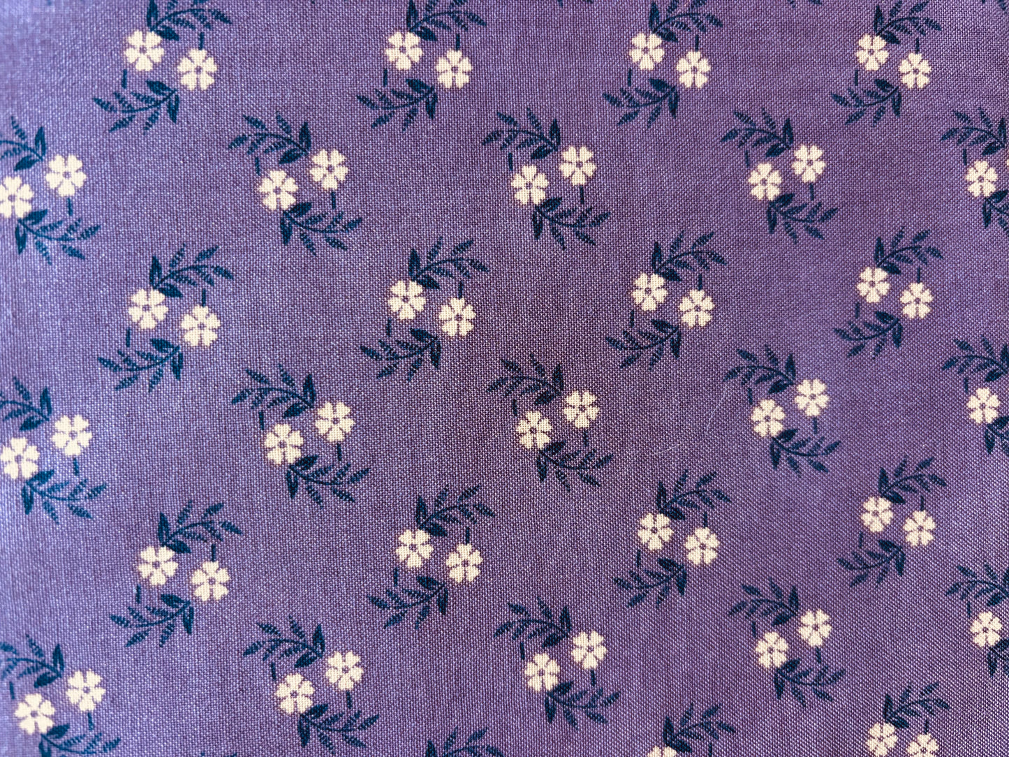 SHILO BY NANCY GERE fondo morado flores pequeñas