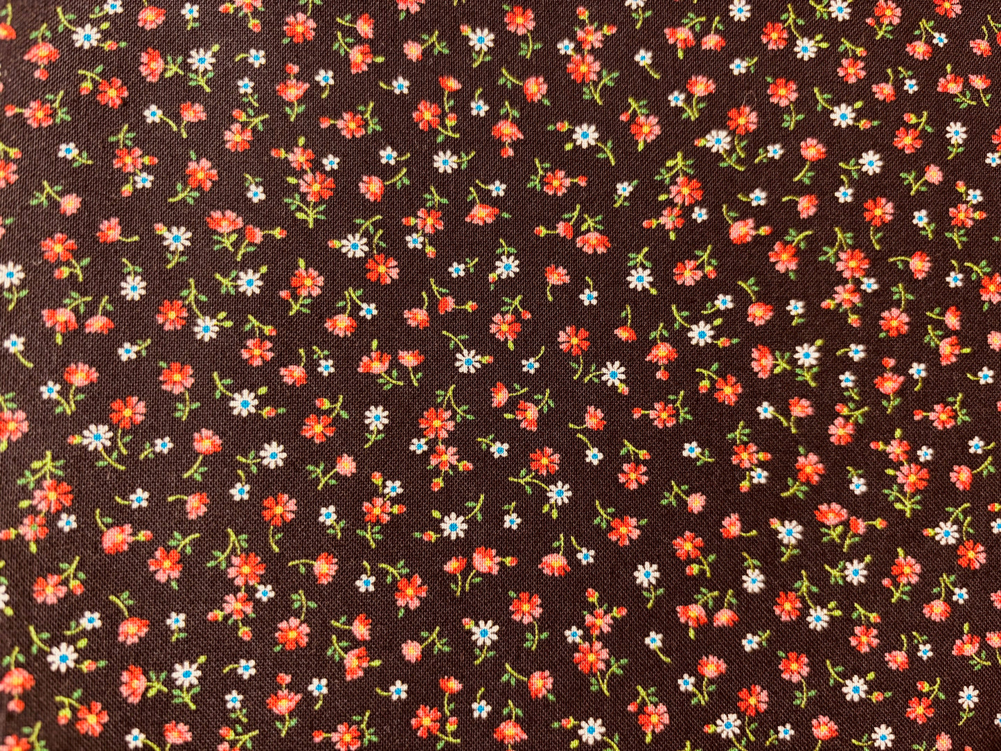 QT FABRICS fondo negro flores rojas