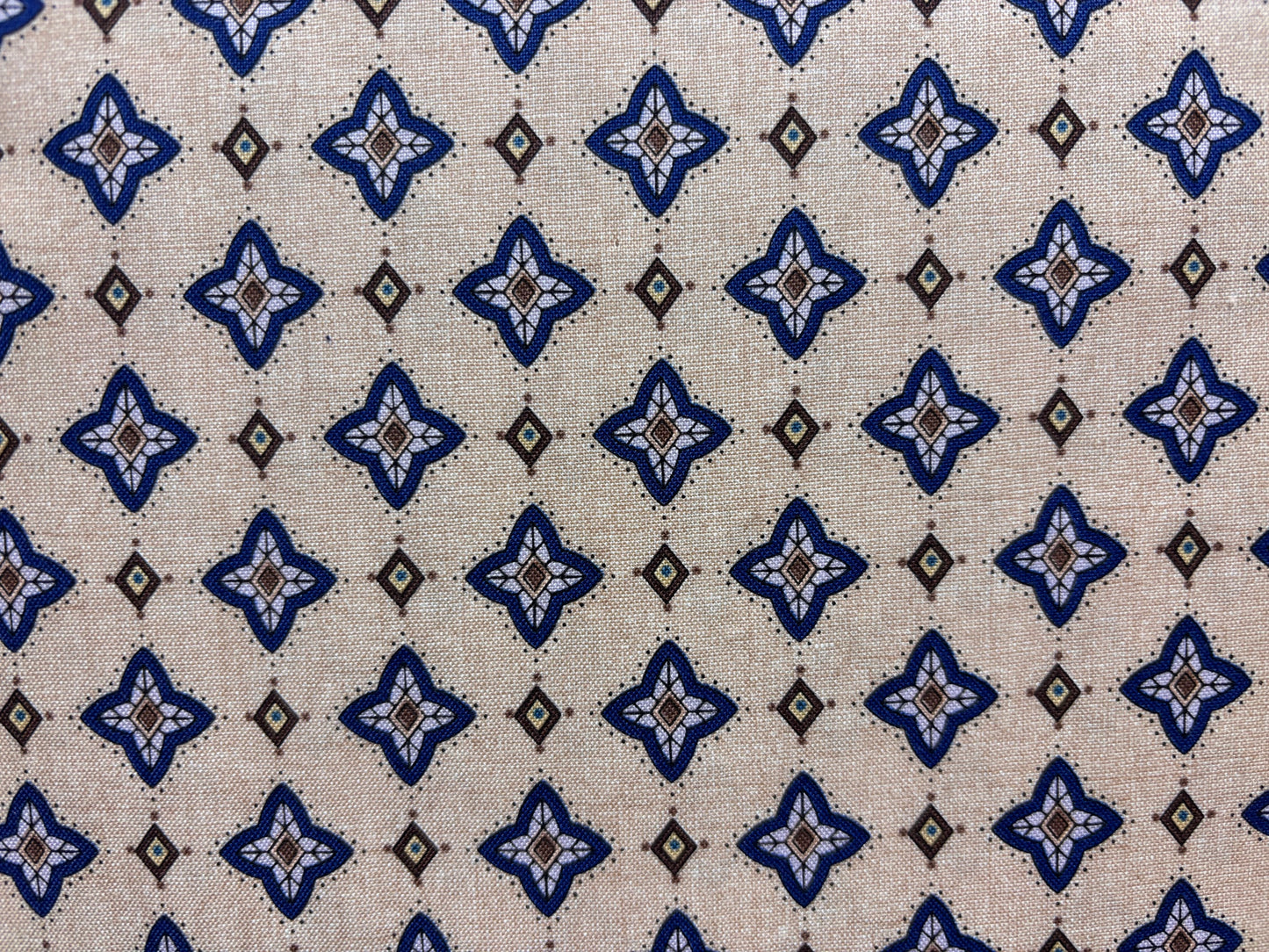 QUILTING TREASURES fondo arena dibujo estrellas azul