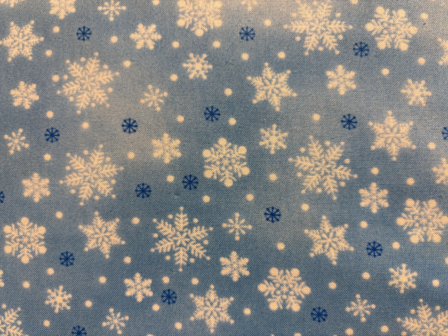 WINTER WISHES, BENARTEX fondo azul claro con copos de nieve blancos y azul