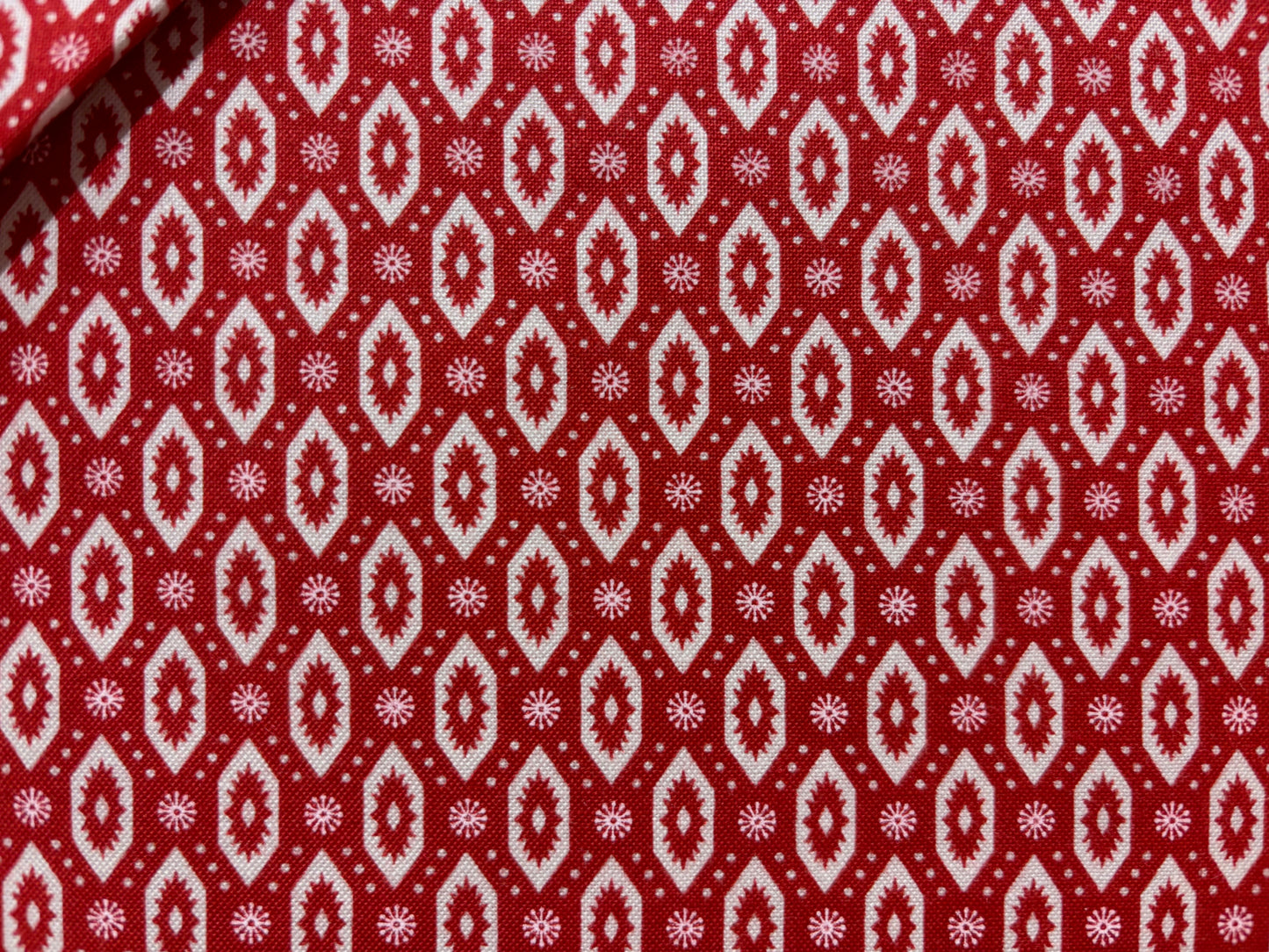 STOF, QUILTERS BASIC fondo granate dibujo hexágono blanco