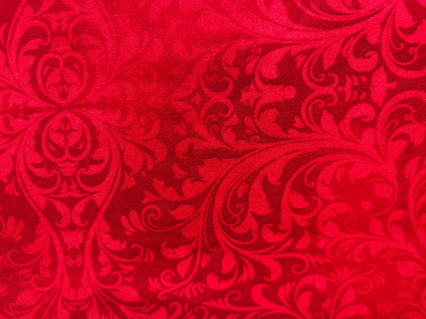 LAURIE COOK, QUILTING TREASURES dibujo rojo y granate