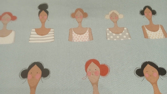 TILDA QUILT COLECCTION  mujeres fondo azul con lunares