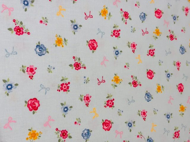 ROSY CHEEKS, FONDO BLANCO ROSAS DE COLORES