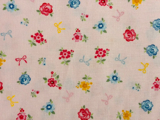ROSY CHEEKS, FONDO ROSA CON FLORES COLORES