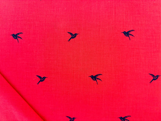COTTON STEEL fondo rosa pajaros azul marino