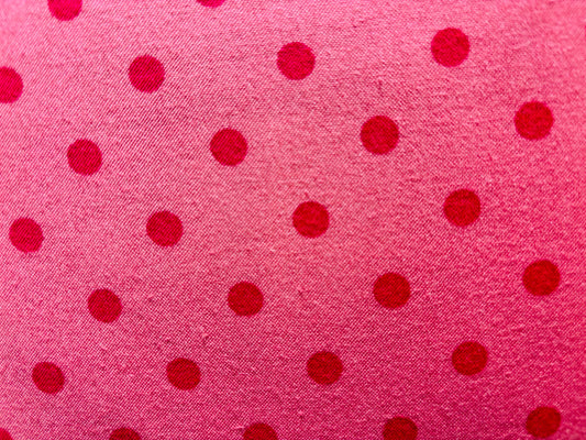 KENSINGTON FOR QUILTING TREASURES  lunar rojo fondo rosa