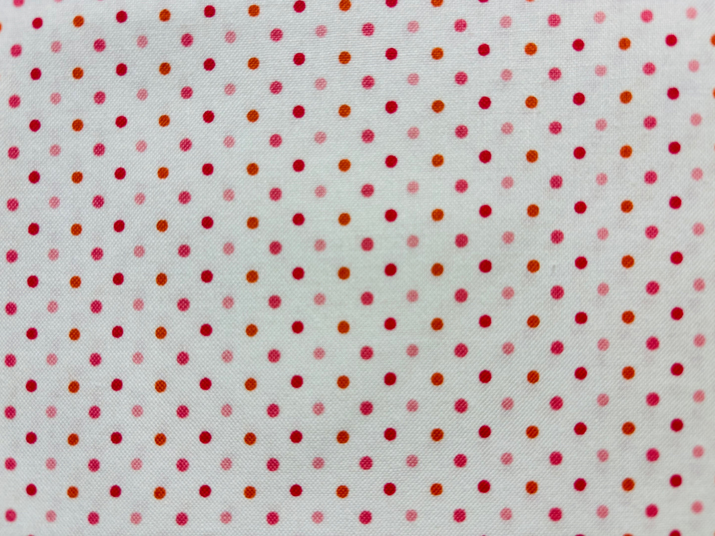 KENSINGTON FOR QUILTING TREASURES lunares rosa fondo blanco