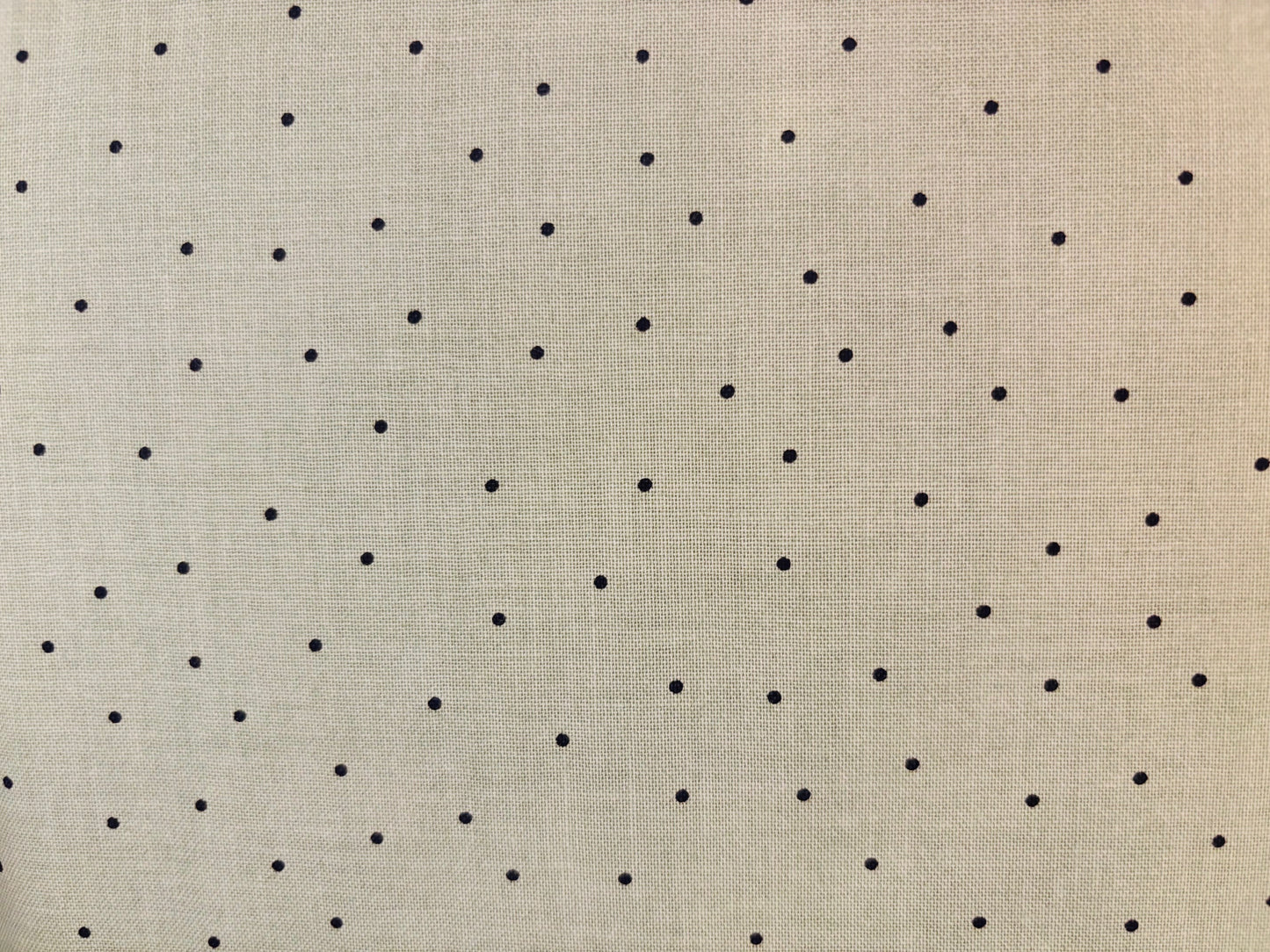 ESSENTIALS, WILMINGTON PRINTS fondo verde con lunares negras