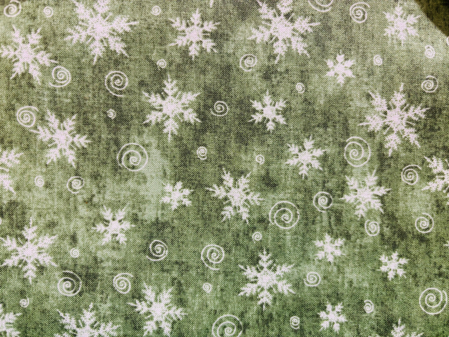 CHRISTMAS WHIMSY BY TERRI DEGENKOLB  fondo verde con copos de nieve