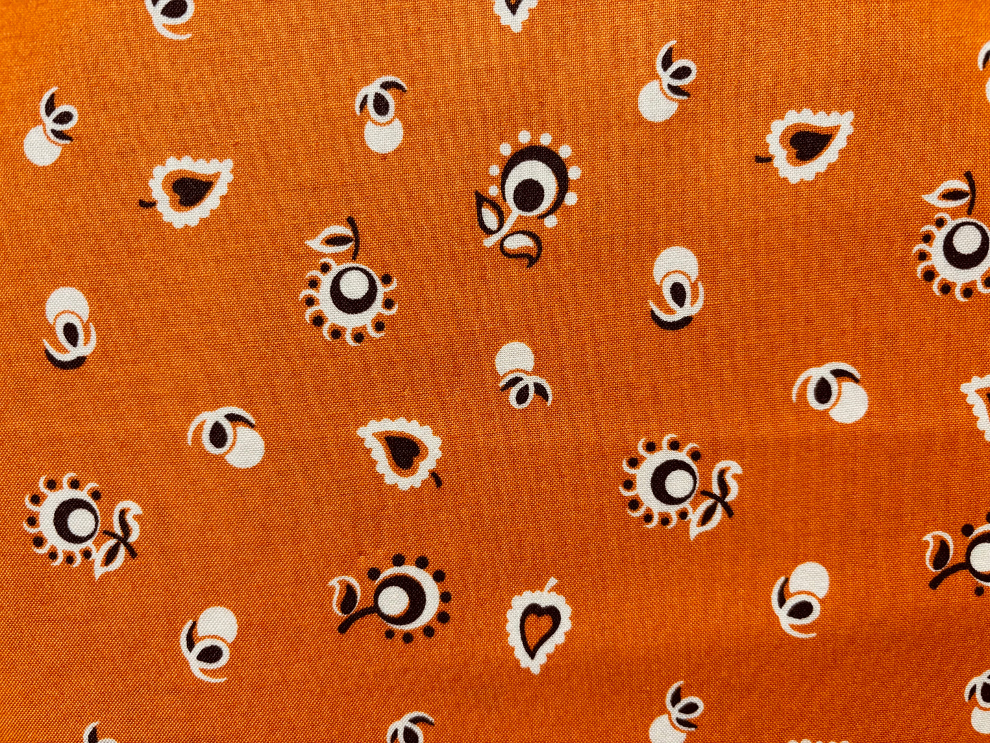 NEW BEDFORD fondo naranja flores y hojas