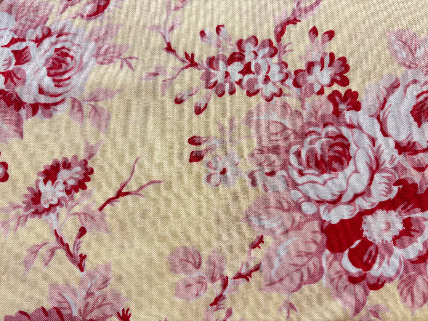 DARLA BY TANYA WHELAN  fondo amarillo flor grande