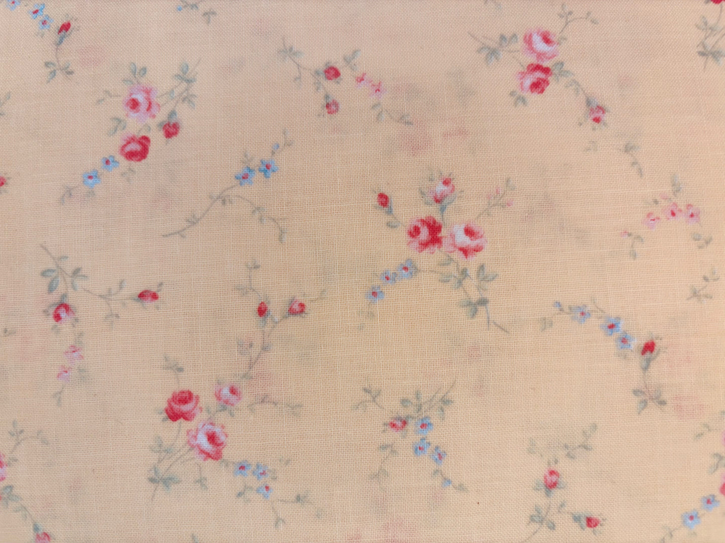 PRINCESS ROSE BY LECIEN fondo amarillo claro con flores