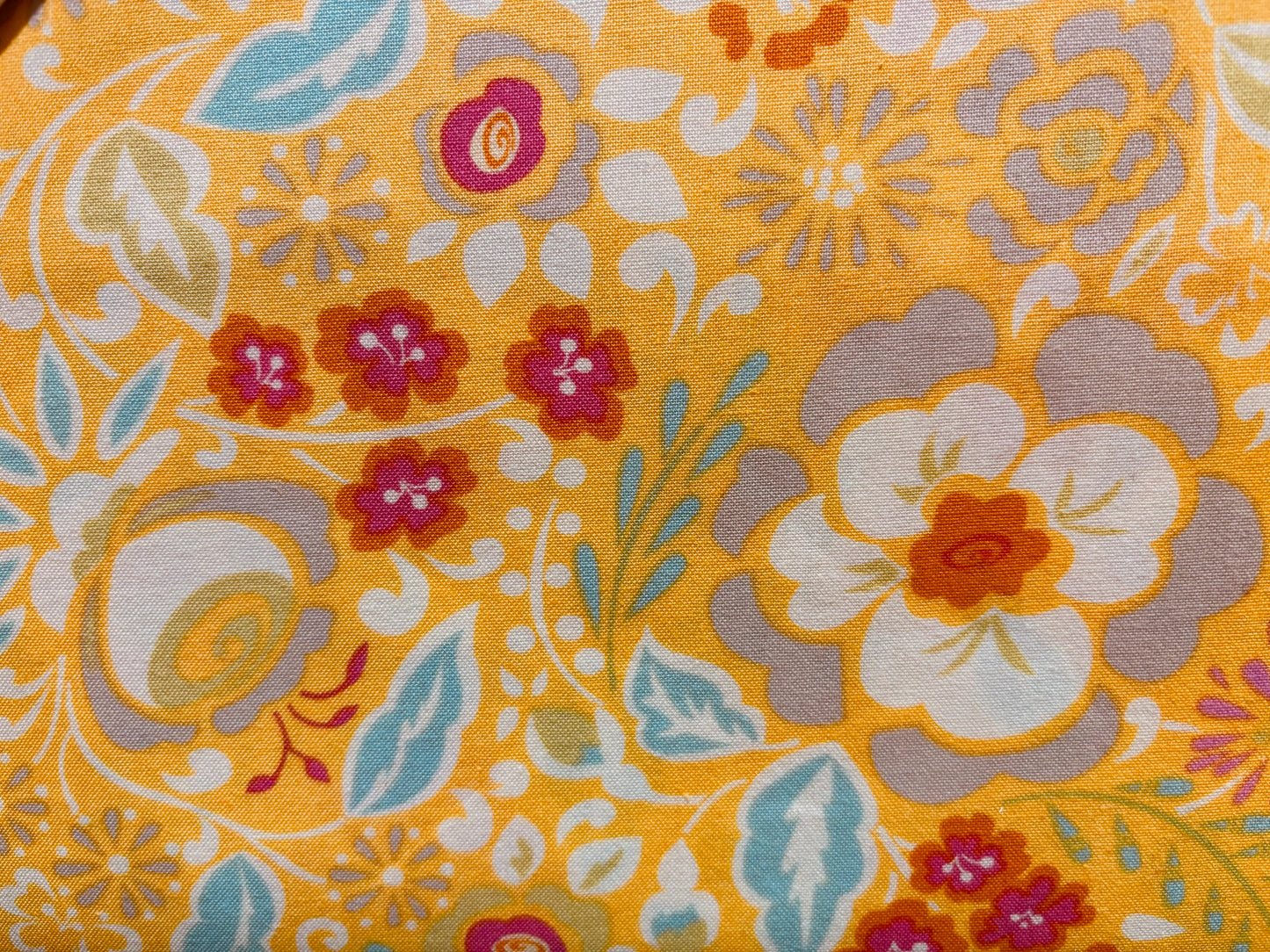 TAZA BY DENA fondo amarillo flores
