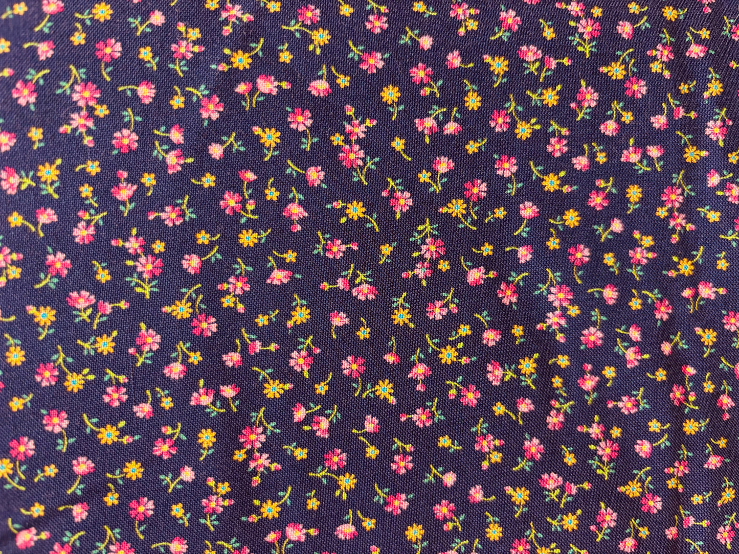 QT FABRICS fondo azul marino flores rosa y amarillo