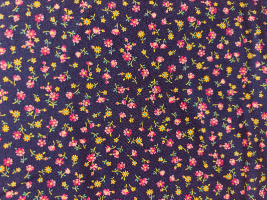 QT FABRICS fondo azul marino flores rosa y amarillo