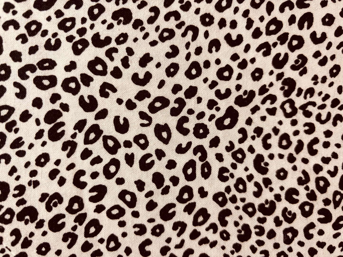QUILTING TREASURES  fondo tejido leopardo blanco y negro