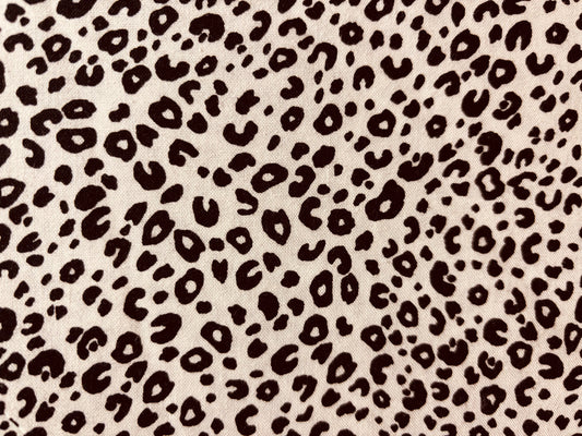 QUILTING TREASURES  fondo tejido leopardo blanco y negro