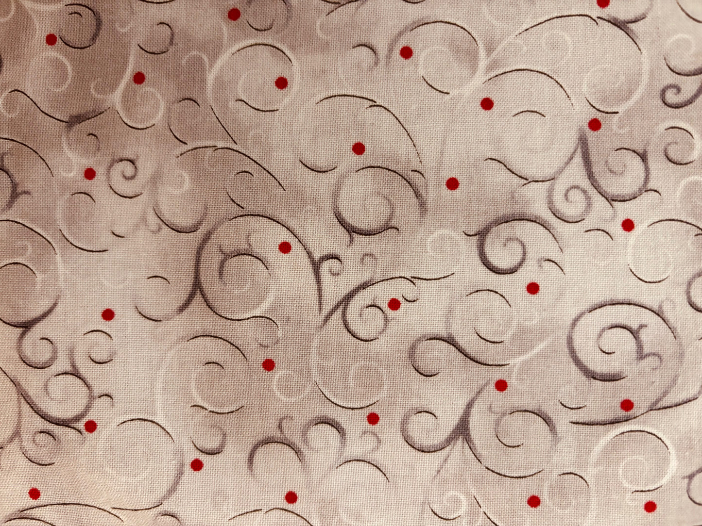 LAURIE COOK FOR QUILTING TREASURES  dibujo gris plateado punto rojo fondo plateado