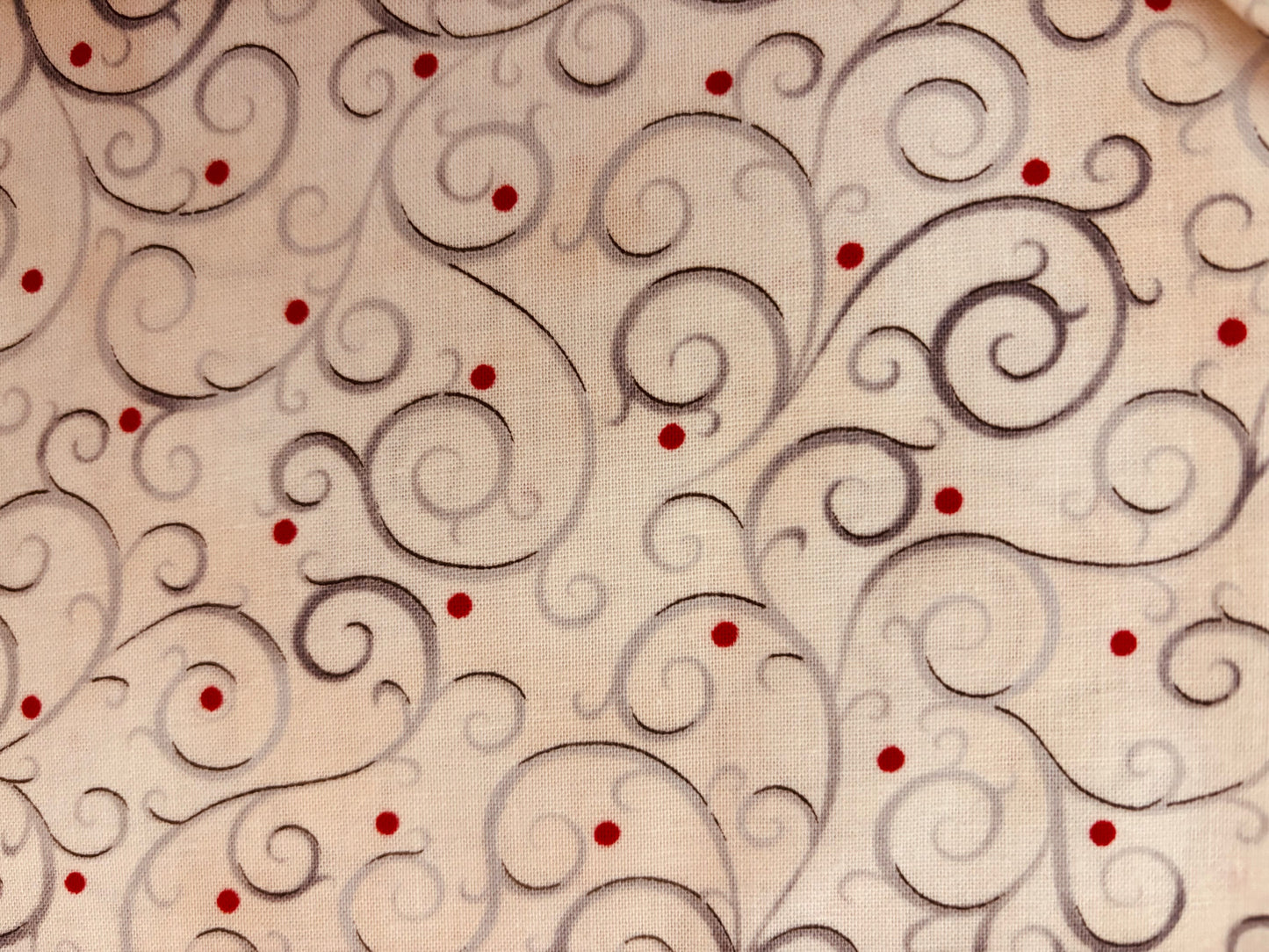 LAURIE COOK FOR QUILTING TREASURES  dibujo gris plateado lunar rojo