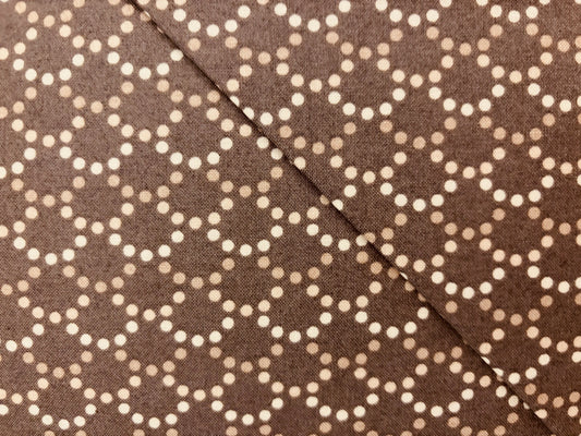 STUDIO 8 FOR QUILTING TREASURES  fondo marron oscuro lunares tonos marrones