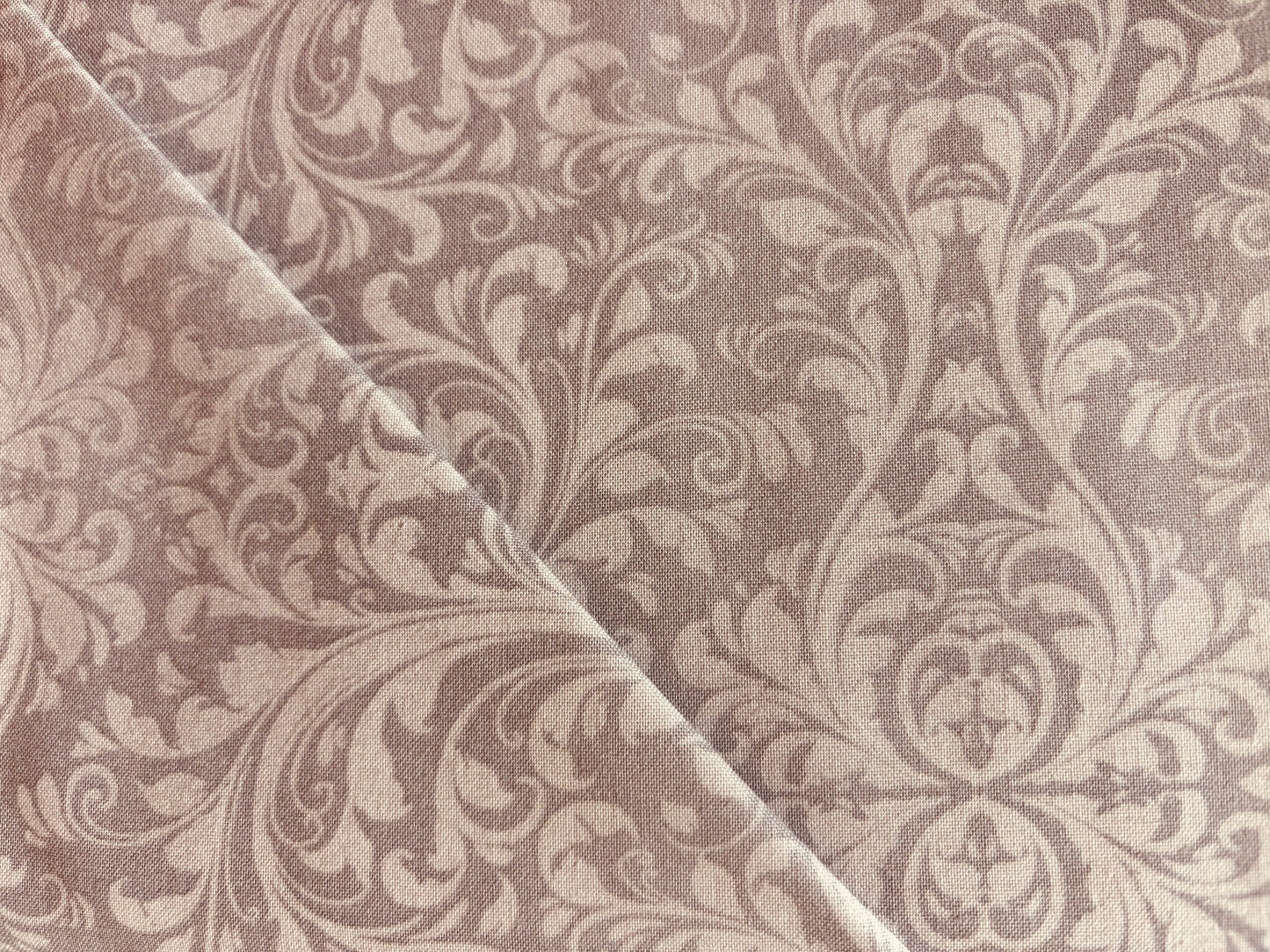 LAURIE COOK BY QUILTING TREASURES  dibujo fondo gris plateado