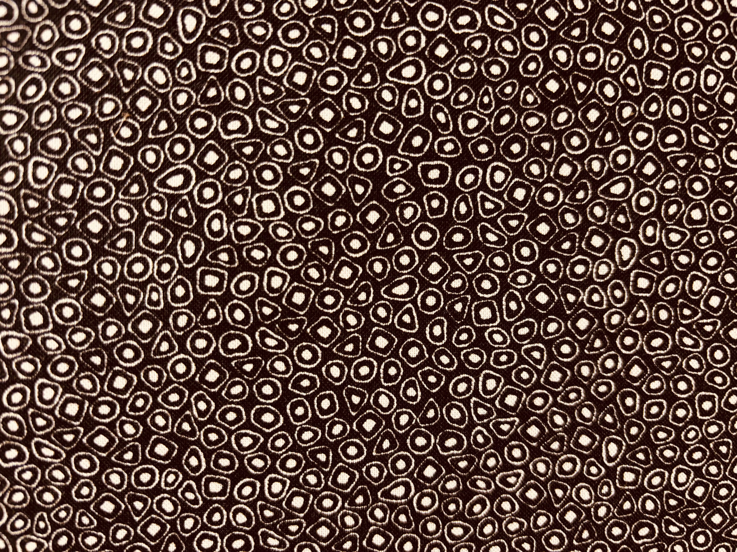 QUILTERS COMBINATION  fondo negro circulos blanco