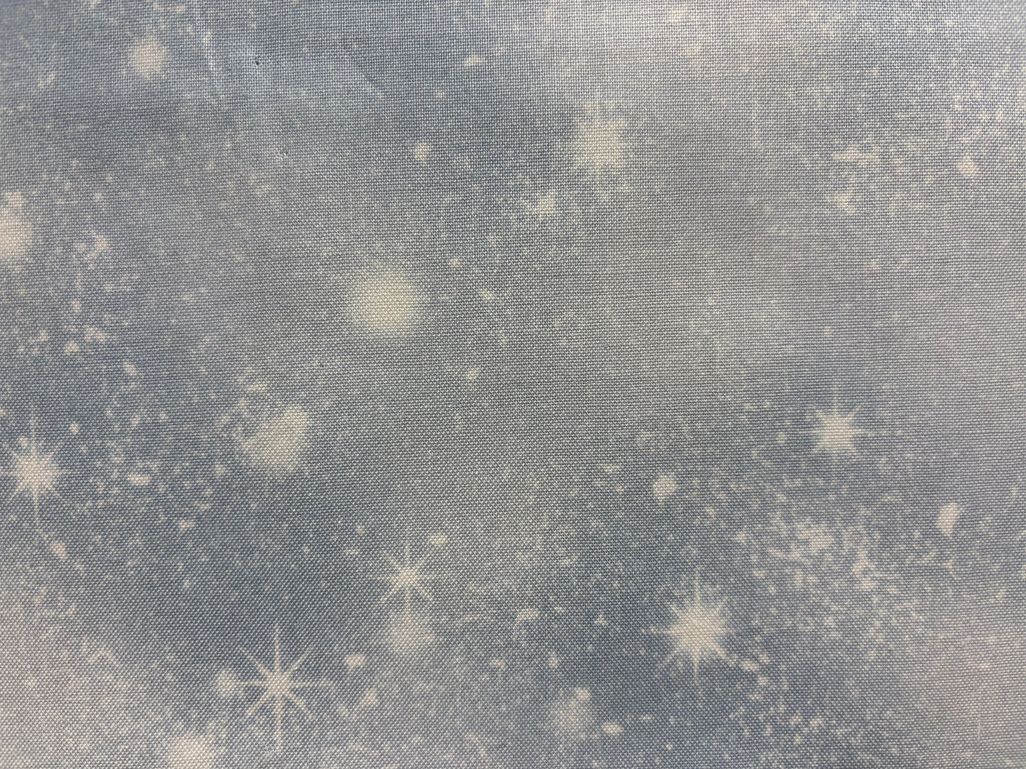 SARAH SUMMERS FOR QUILTING TREASURES fondo azul y blanco con estrellas blancas