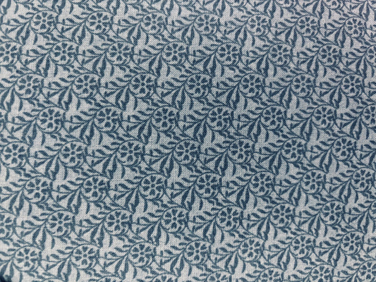 VICTORIA AND ALBERT MUSEUM fondo azul con dibujo hojas azul