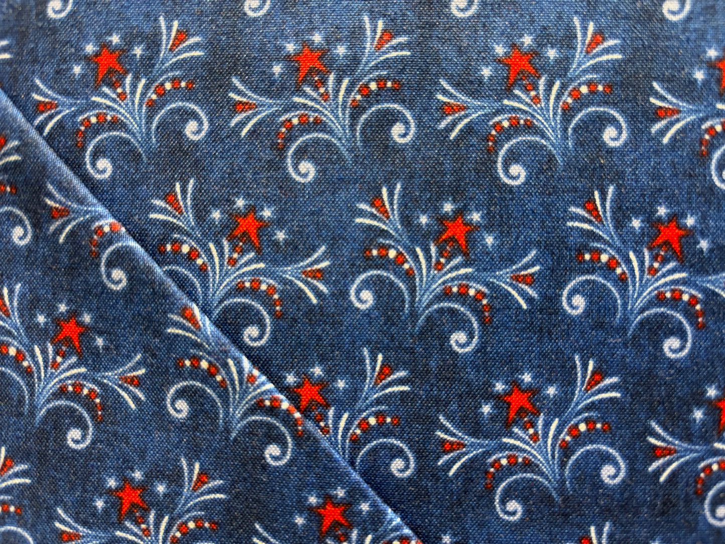 DAN MORRIS, QUILTING TREASURES  fondo azul dibujo estrella roja