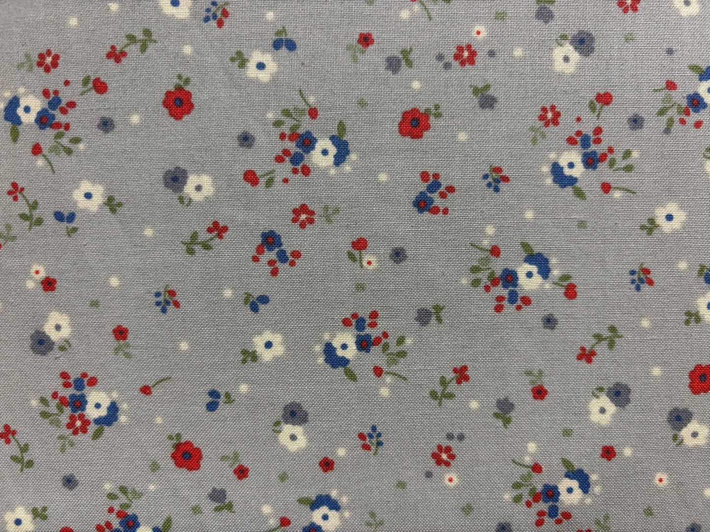 COVENT GARDEN BY BENARTEX   fondo azul grisaceo con flores azul rojo y blanco
