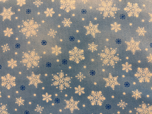 WINTER WISHES, BENARTEX fondo azul claro con copos de nieve blancos y azul
