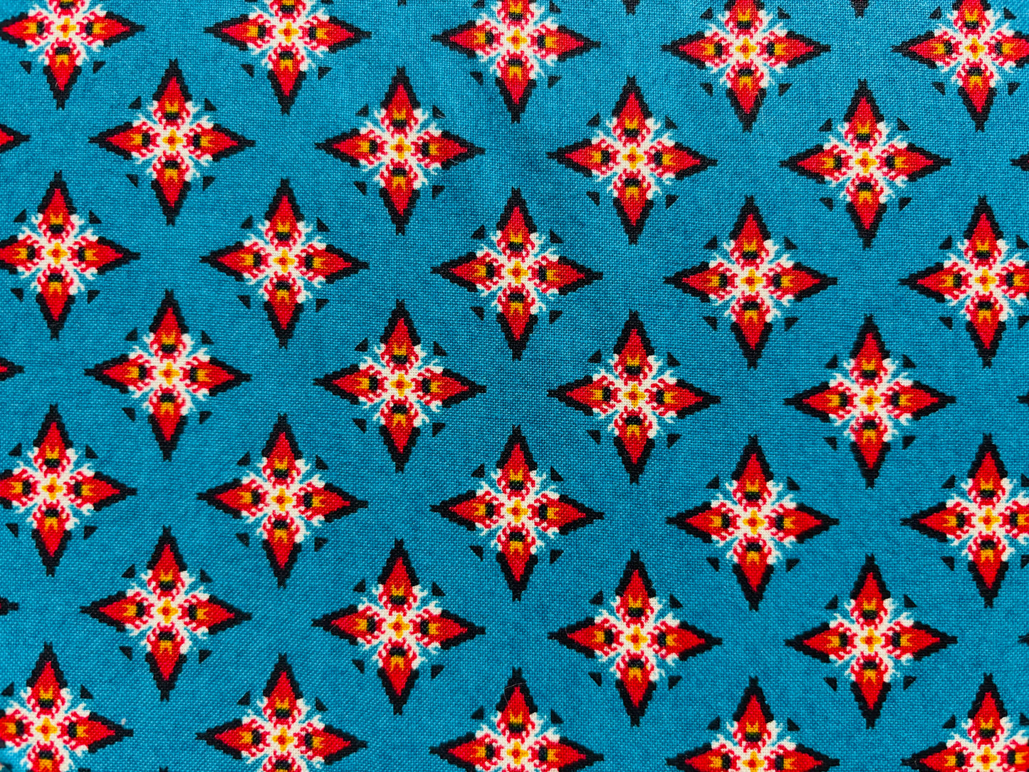STUDIO 8 , QUILTING TREASURES fondo azulon dibujo rojo