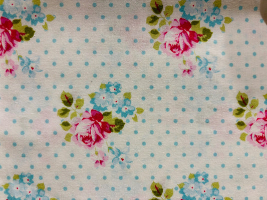 SUNSHINE ROSES, TANYA WHELAN  fondo blanco lunar azul y rosas