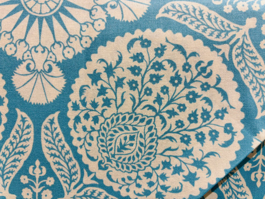 FLORA, JOEL DEWBERRY fondo azul y dibujo flores blanco