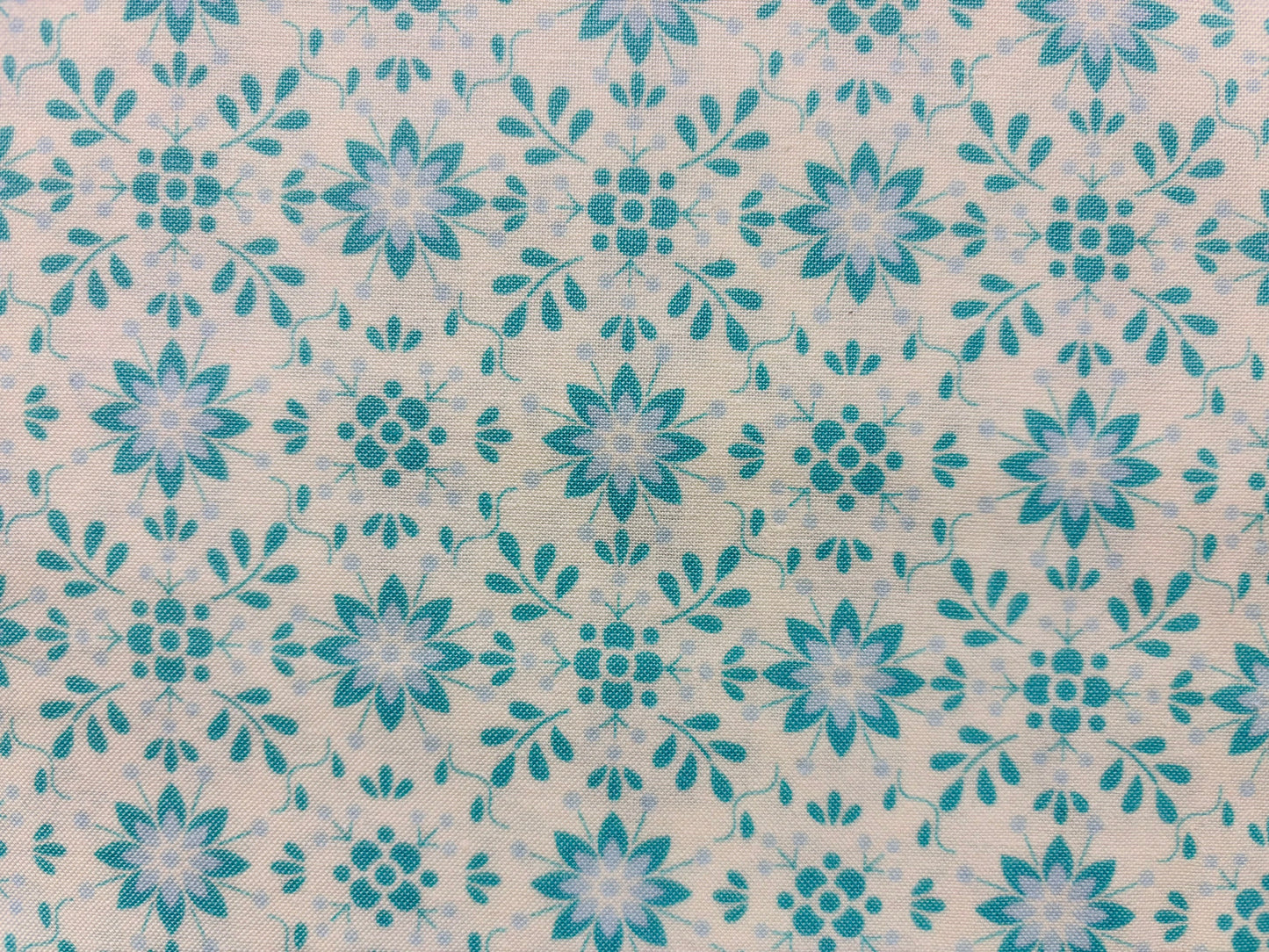 PRETTY LITTLE THINGS BY DENA  fondo blanco flores azul claro