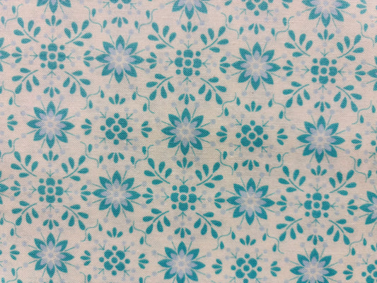 PRETTY LITTLE THINGS BY DENA  fondo blanco flores azul claro
