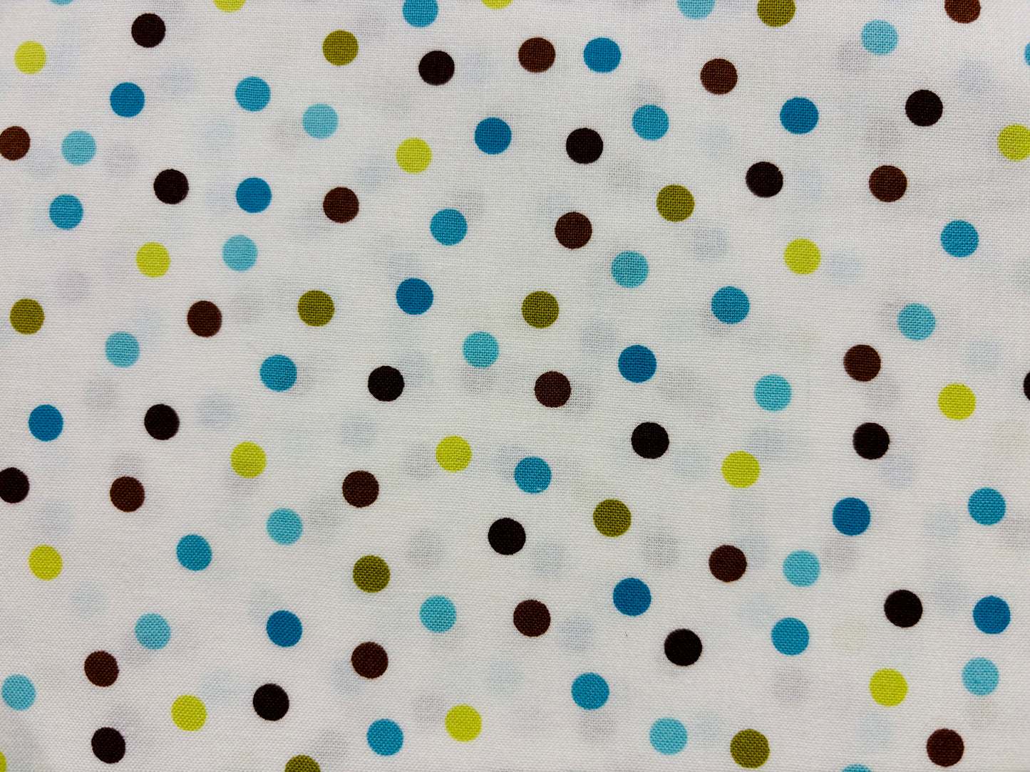 ANN KELLE, ROBERT KAUFMAN  fondo blanco lunares colores azul y verde