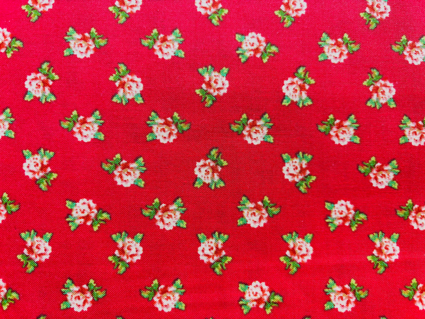 SWEET BEGINNINGS BY JERA BRAUDVIG  fondo granate y rosas