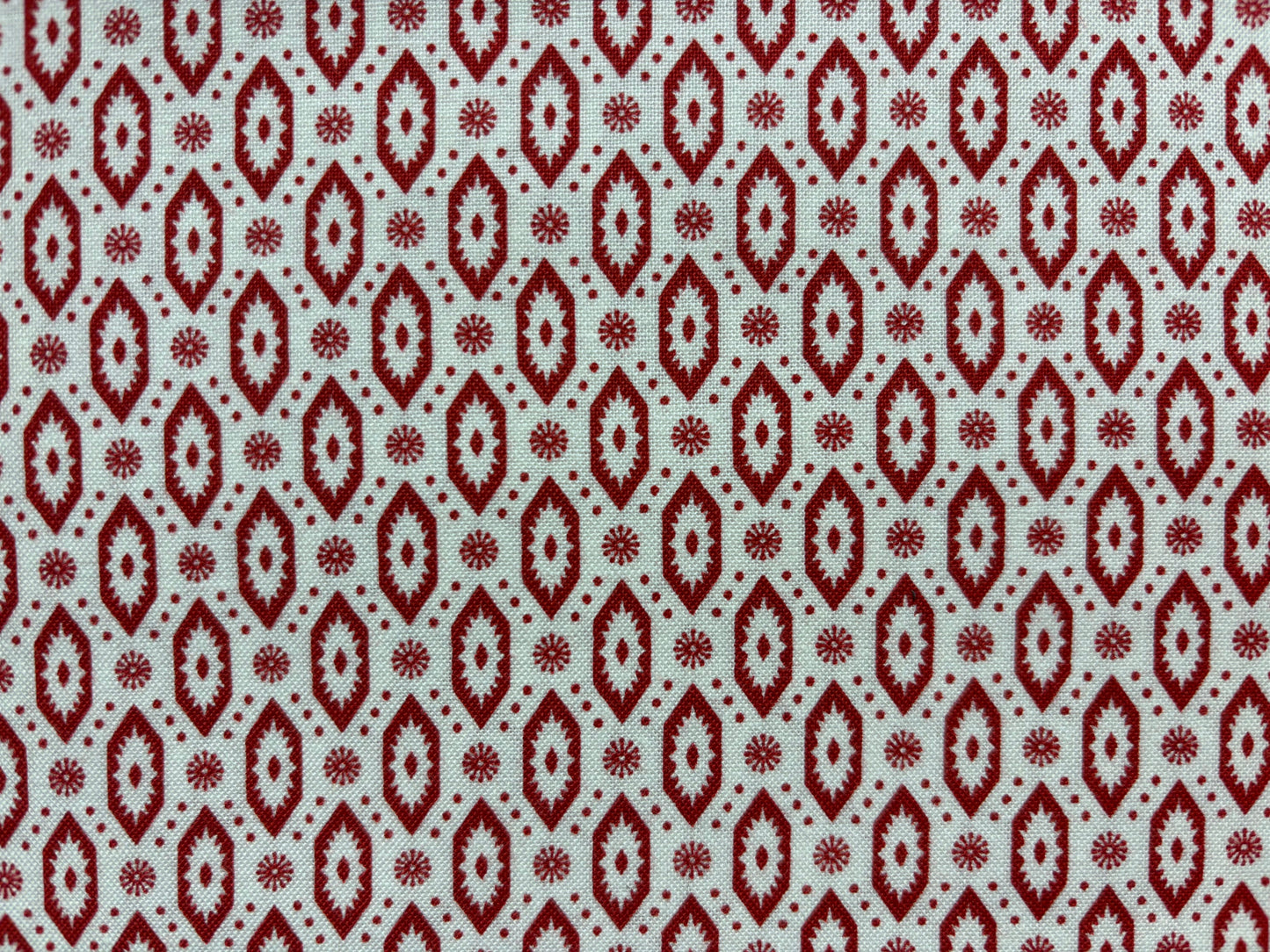 QUILTERS BASIC BY LECIEN  fondo blanco dibujo granate