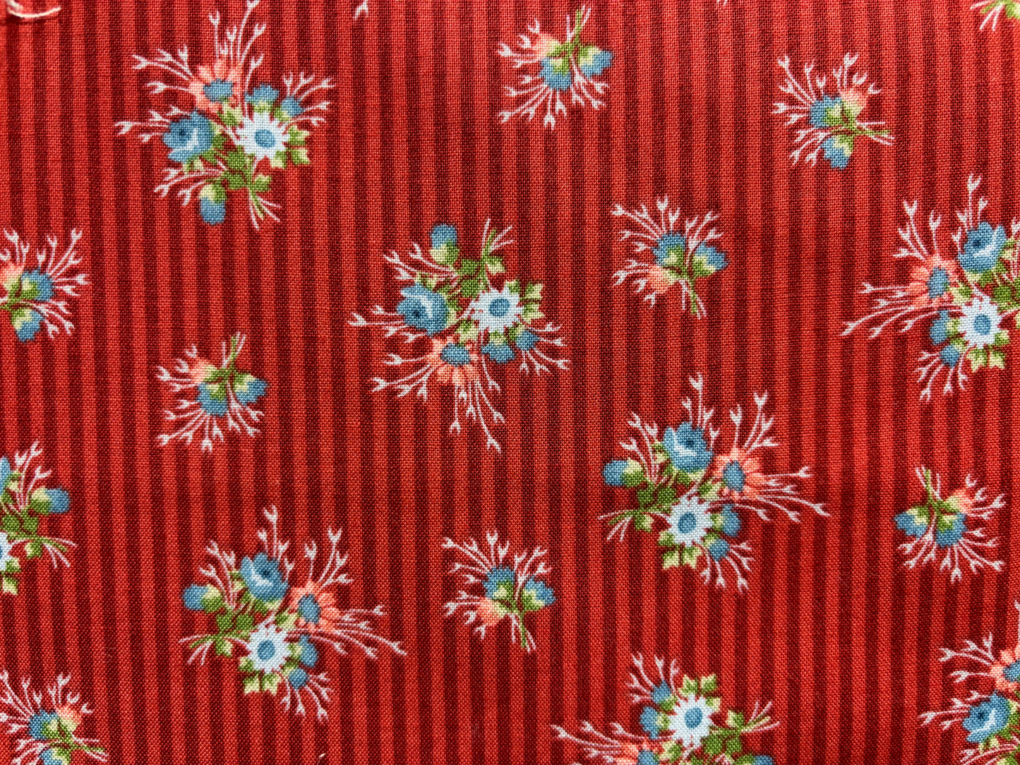 FLOWERA OF PROVENCE   fondo rojo rayas y flores