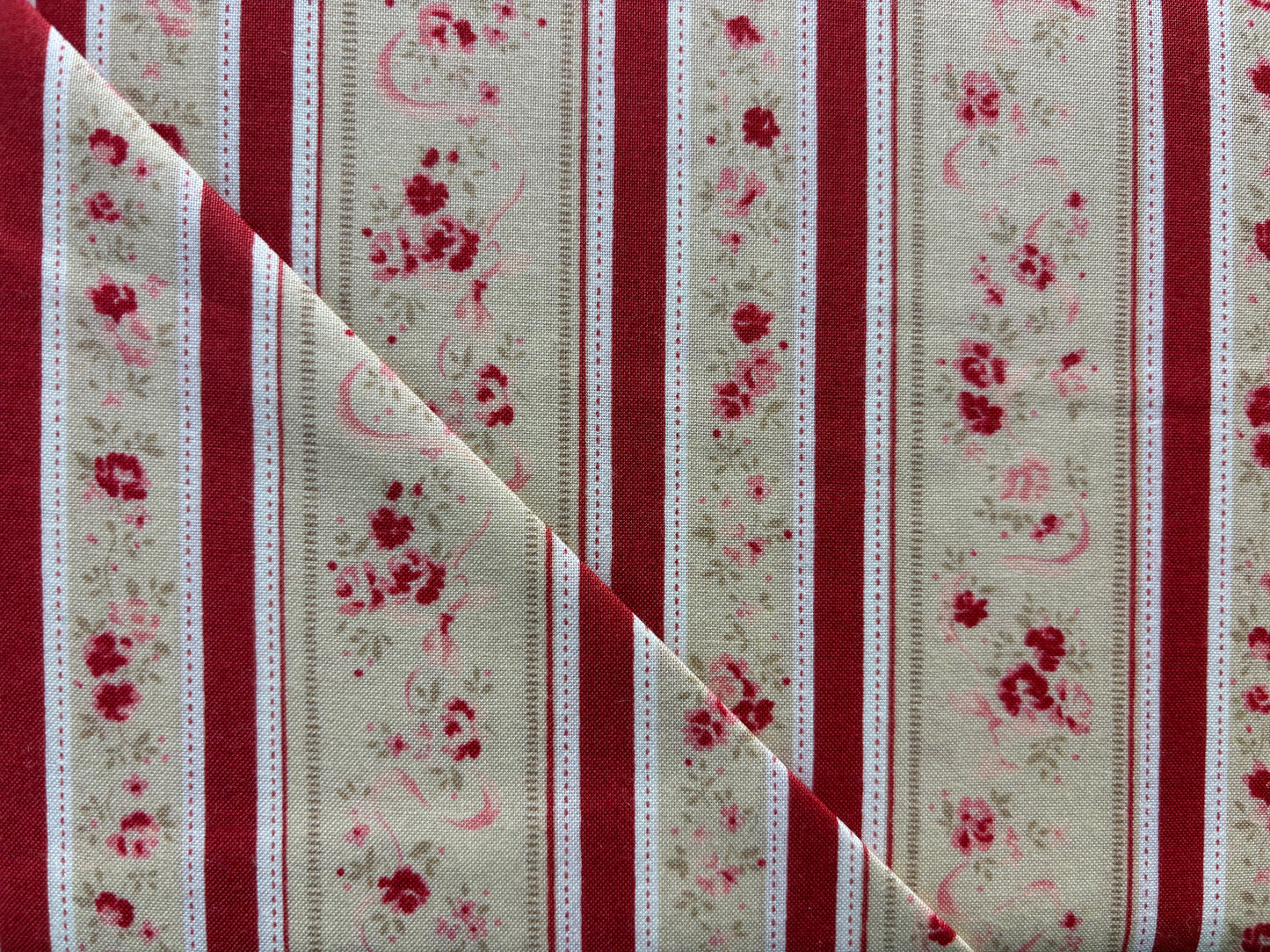 DURHAM QUILT COLLECTION  columnas granate y de flores
