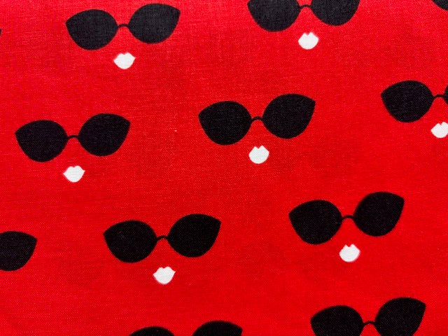 INK AND ARROW, LESLIE MOAK MURRAY  fondo rojo gafas sol