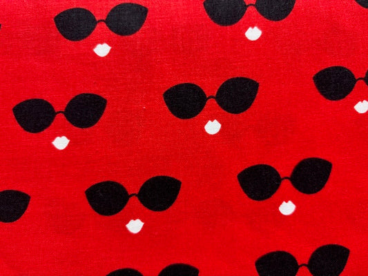 INK AND ARROW, LESLIE MOAK MURRAY  fondo rojo gafas sol